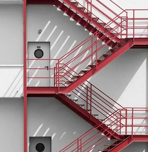 cau-thang-sat-thoat-hiem