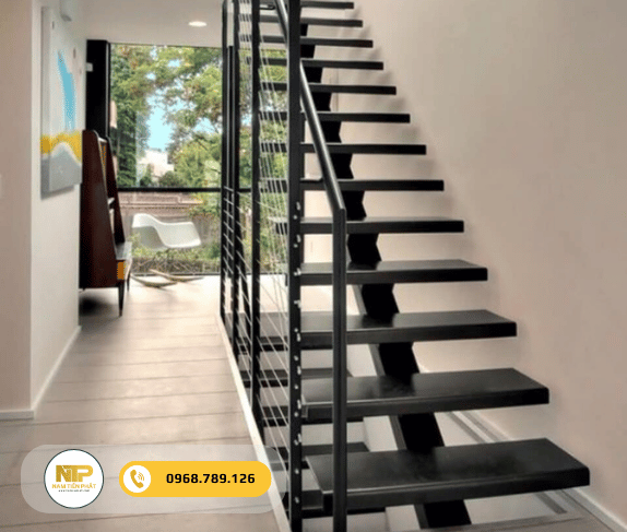 Cầu thang sắt nhà cấp 4