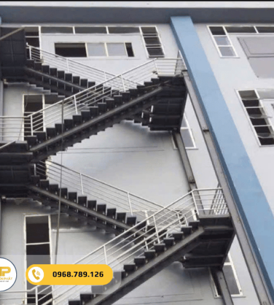 Cầu thang sắt ngoài trời