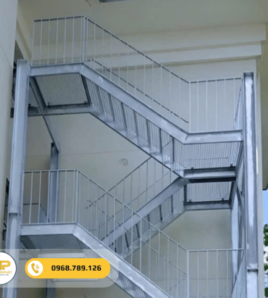 Cầu thang sắt nhà xưởng, kho bãi