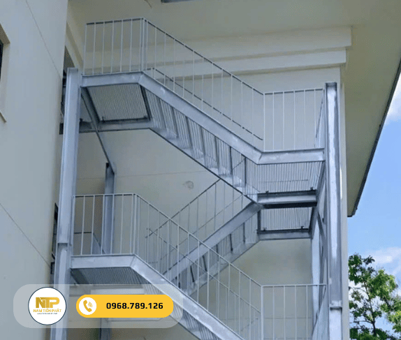 Cầu thang sắt nhà xưởng, kho bãi