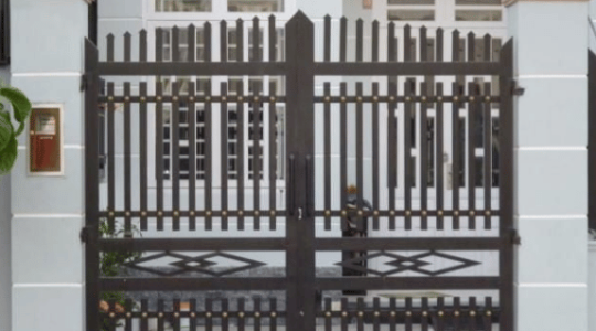 Nên chọn cửa cổng sắt hay nhôm