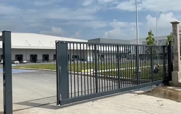 cong-sat-lua-nha-may