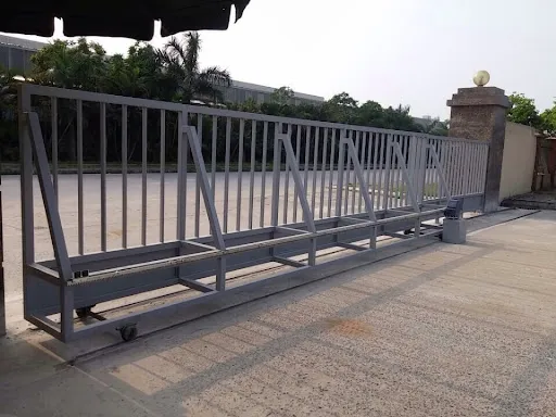 cua-cong-sat-kho-bai2