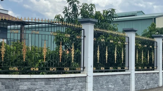 Làm hàng rào sắt