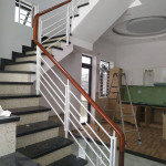 Mẫu cầu thang sắt tay vịn gỗ đẹp