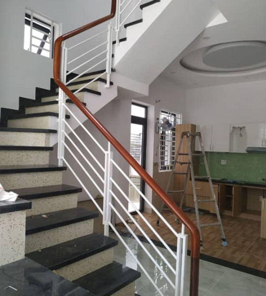 Mẫu cầu thang sắt tay vịn gỗ đẹp