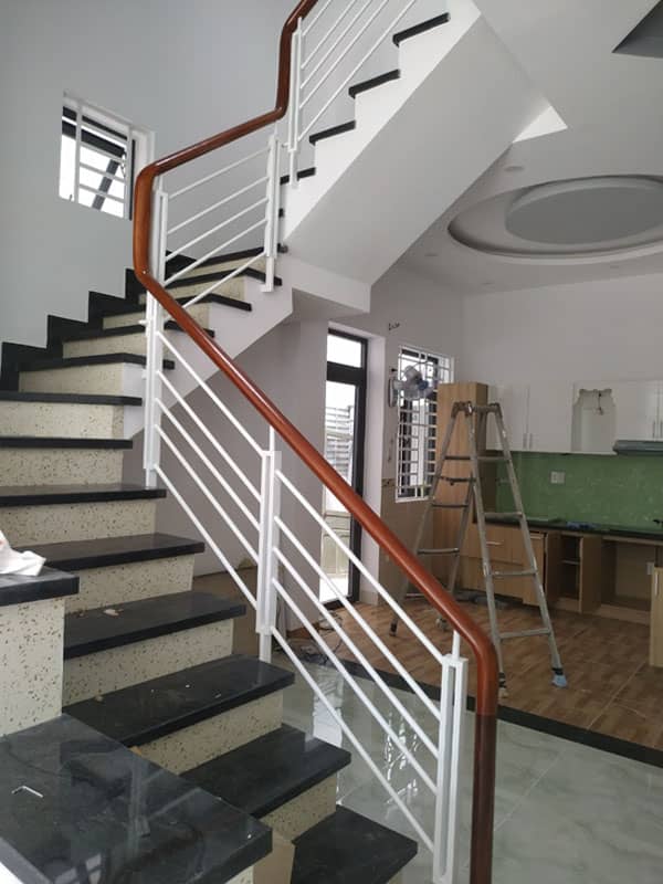 Mẫu cầu thang sắt tay vịn gỗ đẹp