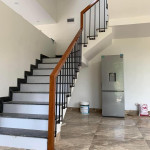 Mẫu cầu thang sắt tay vịn gỗ đẹp