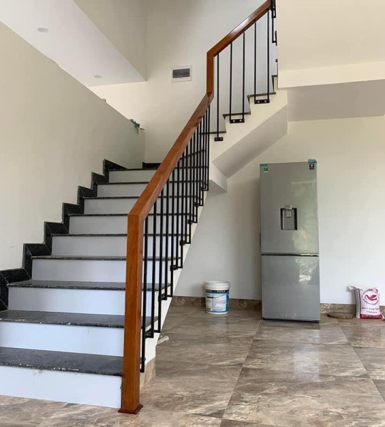 Mẫu cầu thang sắt tay vịn gỗ đẹp
