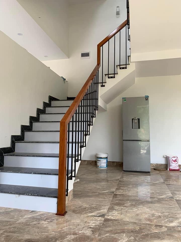 Mẫu cầu thang sắt tay vịn gỗ đẹp