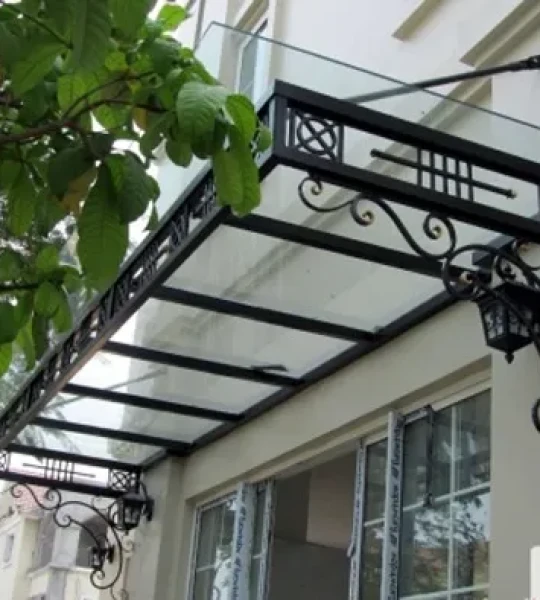 Mái che sắt trước nhà