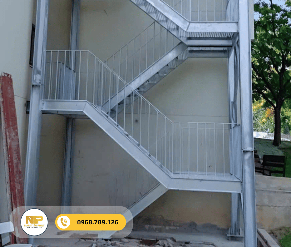 cau-thang-sat-ngoai-troi-16