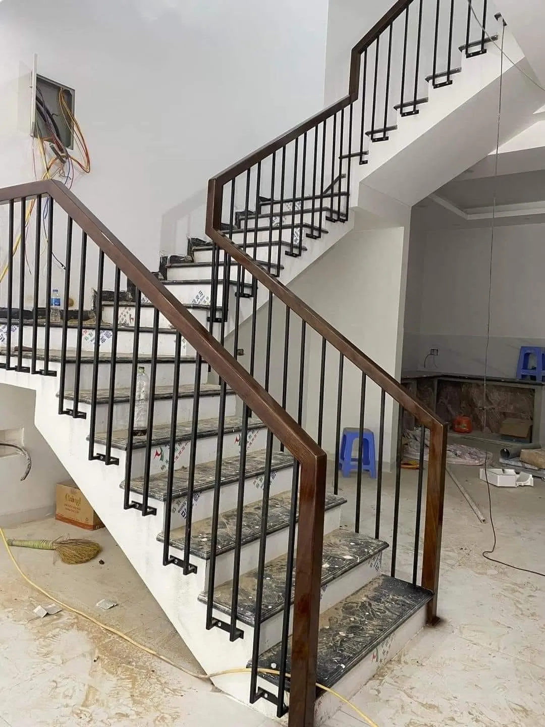 cau-thang-sat-son-tinh-dien