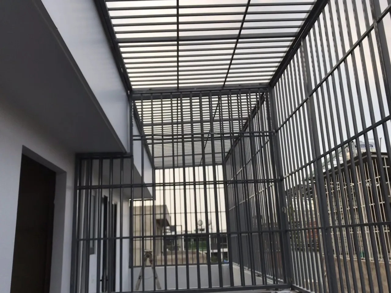 lam-khung-sat-bao-ve-gia-re2