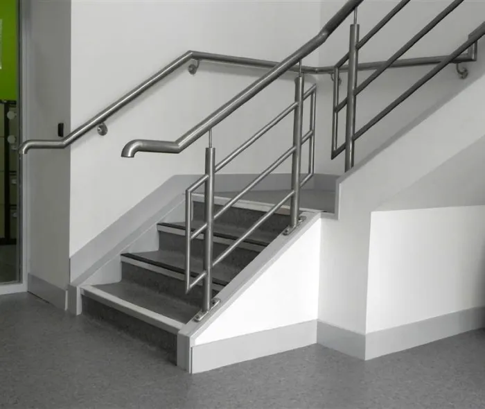 uploaded-cau-thang-inox-tay-vin